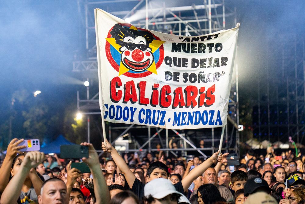 “Califans” al frente y al corazón: banderas, cánticos y demostraciones de cariño para una banda muy querida en Mendoza.