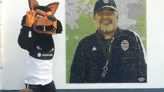 La agrupación Armando Gimnasia inauguró un mural en homenaje a Diego Maradona y su debut como DT del Lobo el 15 de setiembre de 2019. / Gentileza.