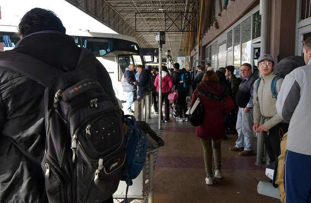 Comienza a usarse Previaje 5 pero en Mendoza aseguran que el programa ha perdido demanda. Terminal de ómnibus con turistas y pasajeros. Foto:  Orlando Pelichotti