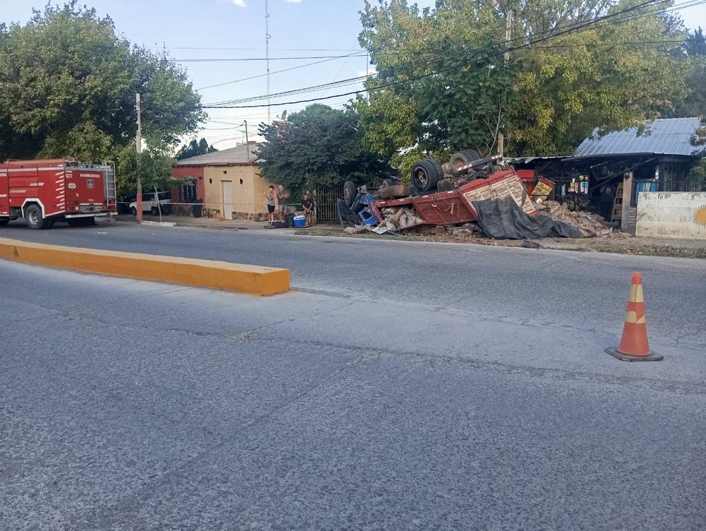 El camión impactó contra el cierre perimetral de una vivienda y posteriormente contra el comercio “El Muro”, ocasionando daños materiales en la estructura de rejas y vidrieras.