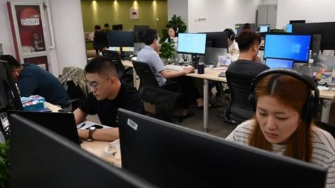 Un empresario de China ideó un negocio insólito: contratar personas para que “parezca” que trabajan.