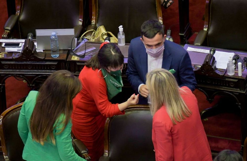 El plenario fue presidido por el vicepresidente de la cámara baja, Alvaro González (PRO), ya que el titular del cuerpo, Sergio Massa, participa en forma remota