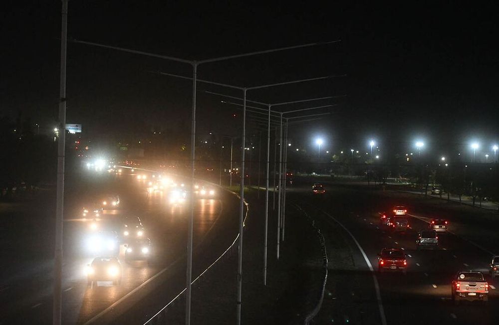 Un tramo del Acceso Sur sin iluminación, hasta la Avenida Juan José PasoFoto: José Gutierrez / Los Andes
