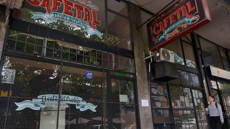 El café del pueblo dejó el tradicional espacio que lo albergó durante las última décadas. / Foto: Orlando Pelichotti