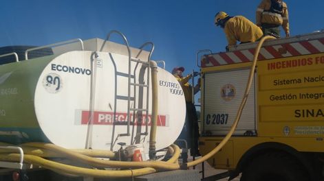 Bomberos, personal municipal y de Defensa Civil combatieron el fuego