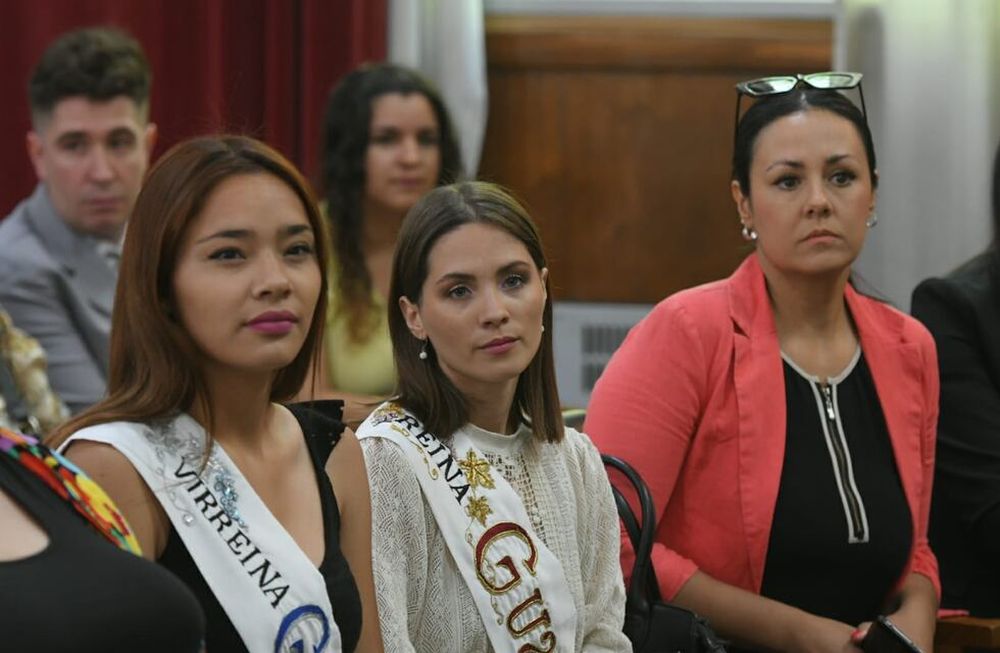 Julieta Gómez, Julieta Lonigro (respectivamente, virreina y reina de Guaymallén surgidas de la elección no oficial) y Soledad Reina, ex soberana nacional y actual presidente de Corenave. Foto: Ignacio Blanco / Los Andes