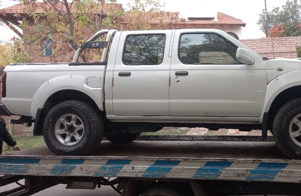 La camioneta Nissan de color blanco que buscaba la Policía fue encontrada en la vivienda de Abel Mariano Sosa Donatti, el hombre acusado de haber atropellado, asesinado y abandonado a Ariel Castro. - Foto: Ministerio de Seguridad.