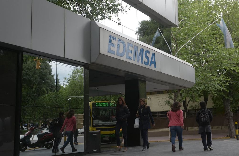 Las empresas que le compran energía a la sociedad estatal que controla el mercado (Cammesa), adeudarían un total de $155.000 millones. / Archivo