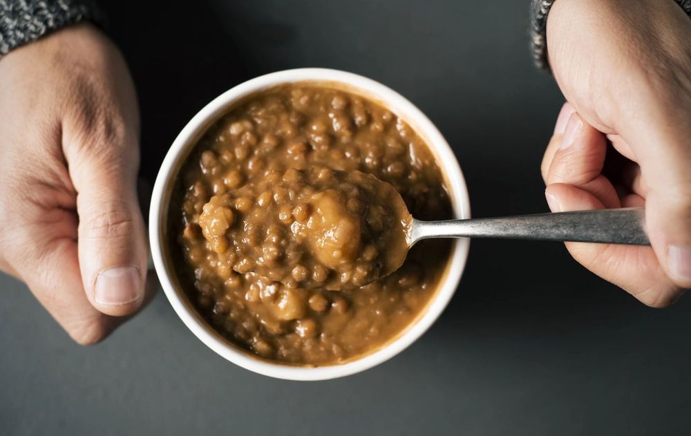 Las lentejas puede ser tu legumbre favorita combinándola al cocinar. 