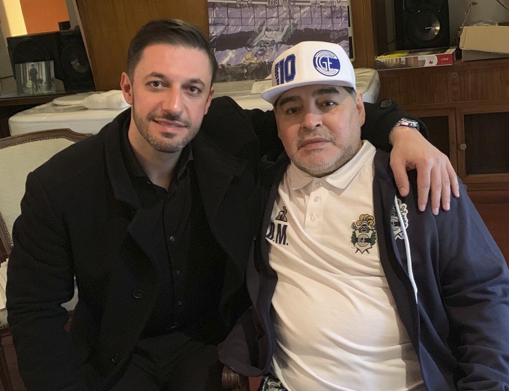 Matías Morla junto a Diego Maradona. (archivo)