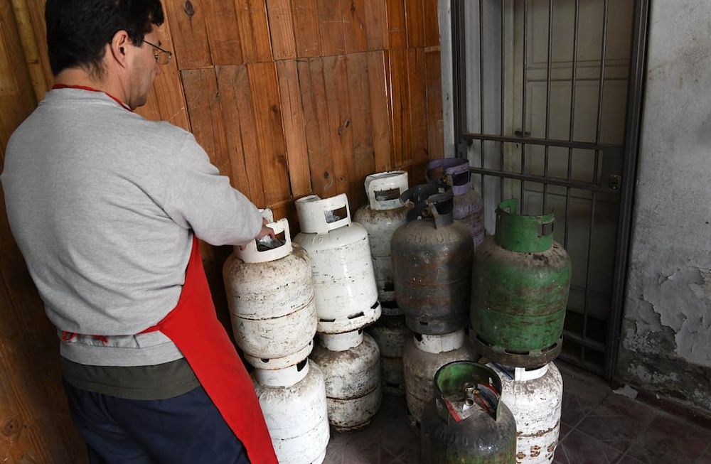 Las garrafas de 10 kilogramos tendrán un precio de venta al público de $ 424,43 para este mes. Foto: Orlando Pelichotti / Los Andes