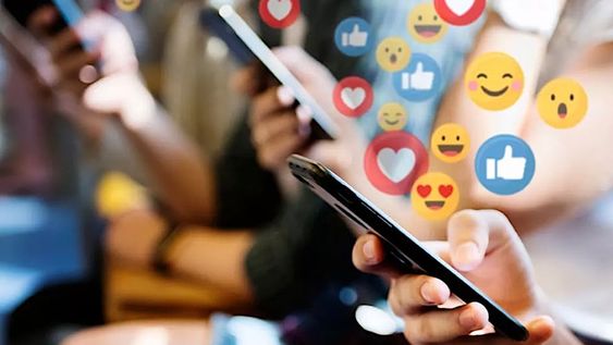 La percepción de cómo afectan las redes sociales varía según los adultos y los adolescentes.