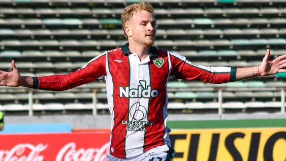 Con un triunfazo sobre Aldosivi, debutó la nueva camiseta de Sarmiento de Junín, inspirada en el modelo de 1952, cuando el conjunto de Junín ingresó a la AFA. / Gentileza.