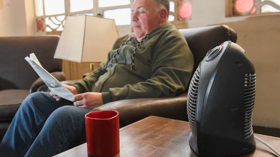Recomiendan usar caloventores o estufas eléctricas sólo cuando el usuario esté en el lugar a calefaccionar y no dejarlos encendidos cuando esos espacios están vacíos. Foto: José Gutiérrez / Los Andes
