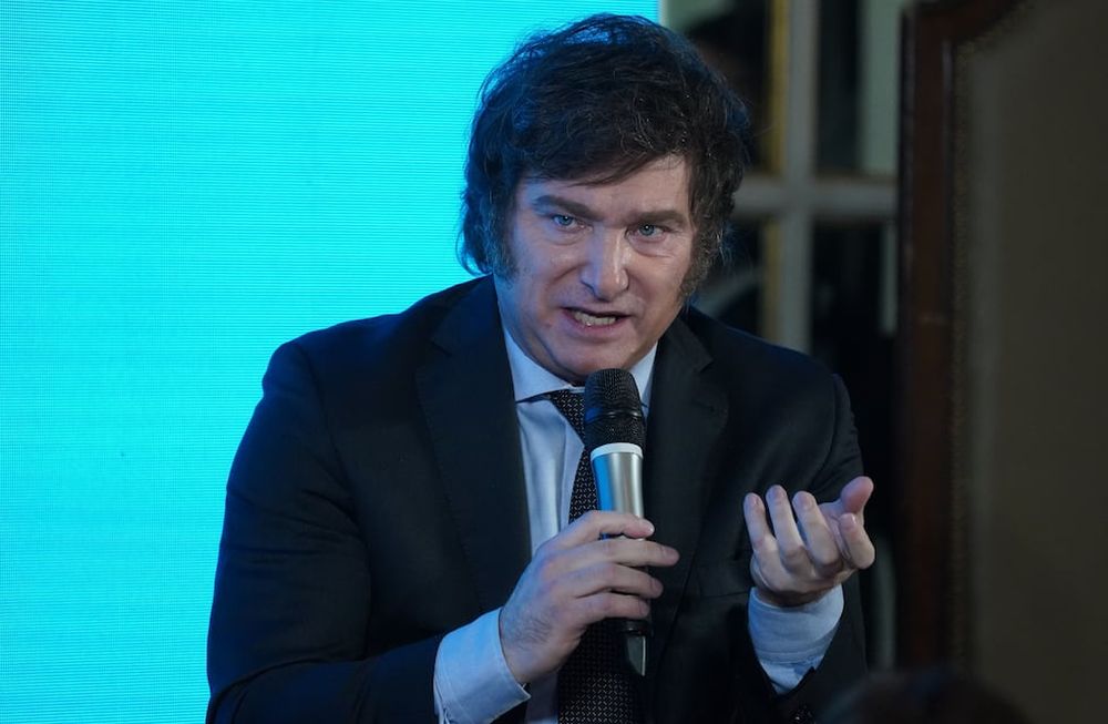 Milei con empresarios en el Hotel Alvear. (Clarín)