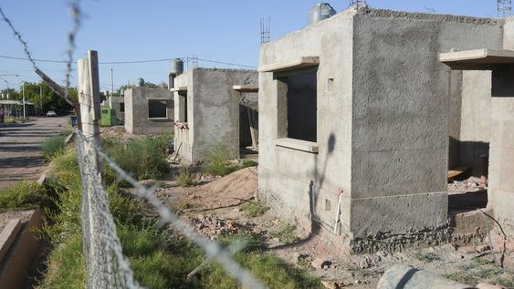 Barrio Tupac AmaruViviendas del barrio Tupac Amaru  ubicado en calle Rosario Narváez de Guaymallén, donde nuevamente comenzaron a trabajar para terminar las viviendas y entregarlas