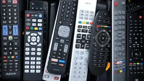 no tires los controles remotos viejos: 3 usos inesperados que todavia sirven en casa