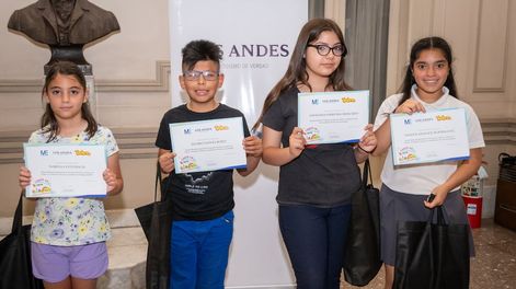 Ganadores del concurso Contá un cuento con tintero 14 edición 2022. Los chicos: Isabella Sterlich (mención), Álvaro Lionel Bozo (mención), Giuliana Ferreyra Mercado (ganadora) y Yanina Rodríguez (mención).Foto: Ignacio Blanco / Los Andes