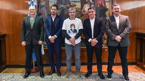 Luis Caputo recibió a directivos de la automotriz Ford con una remera muy especial.