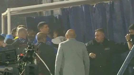 El zaguero de Boca se acercó al alambrado en el que se encontraban gran parte de los seguidores del Lobo. Lo mismo hicieron otros jugadores. / Gentileza.