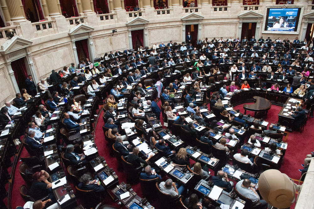 El renovado recinto de Diputados durante la sesión que comenzó pasado el mediodía de ayer y finalizó pasada la madrugada de este viernes. Foto: Infobae