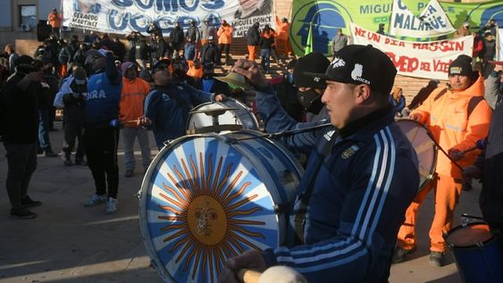 Trabajadores de la UOCRA se reunieron frente a Casa de Gobierno para manifestarle su apoyo al Gobernador, a fin de que avance la obra Portezuelo del Viento. Foto: Ignacio Blanco/Los Andes