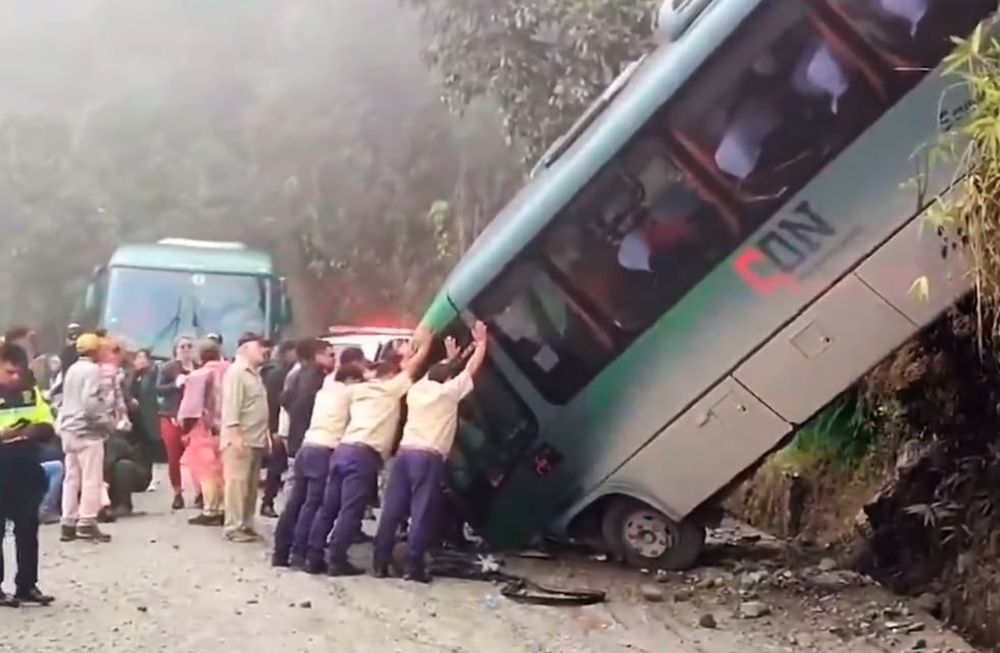 Un micro, con rumbo a Machu Pichu, se salió de la vía y volcó sobre un terraplén a varios metros de la carretera, dejando al menos 20 heridos. Captura: X / @elsalvador