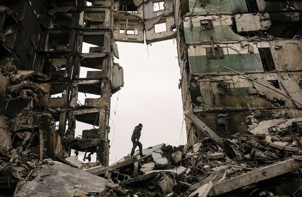 Un residente busca sus pertenencias en un edificio de apartamentos destruido durante los combates entre fuerzas ucranianas y rusas en Borodyanka, Ucrania.