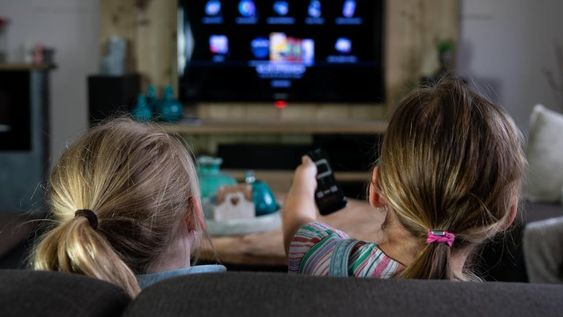 Por qué el FBI advirtió que los Smart TV guardan un enorme peligro