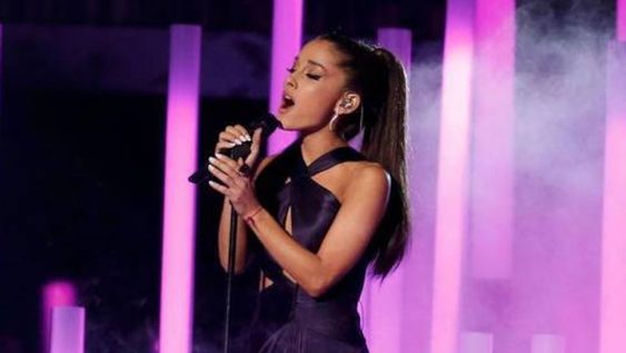 Ariana Grande hizo la gran Madonna, se cayó en pleno show