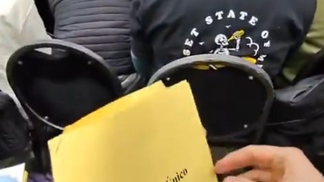 Un aspirante —de nacionalidad ecuatoriana— utilizando anteojos especiales con una microcámara incorporada para filmar el contenido del examen mientras lo rendía.