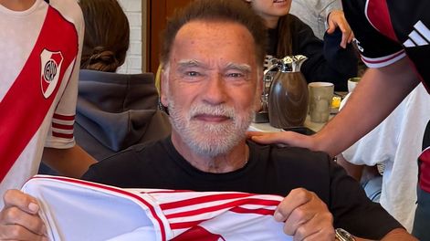 Arnold Schwarzenegger posó con la camiseta de River en el Mundial e Clubes