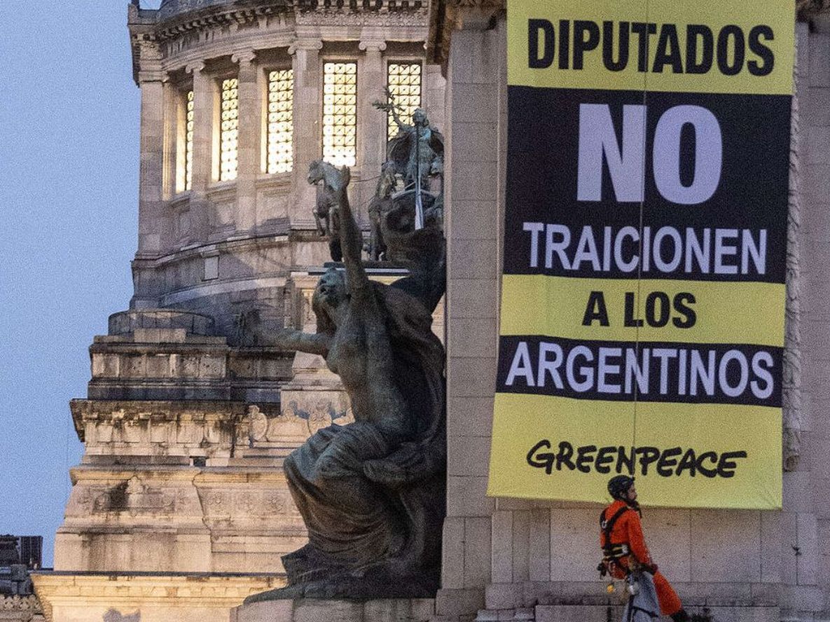 Ambientalistas de Greenpeace vandalizaron un monumento frente al Congreso contra la reforma de la Ley de Glaciares.