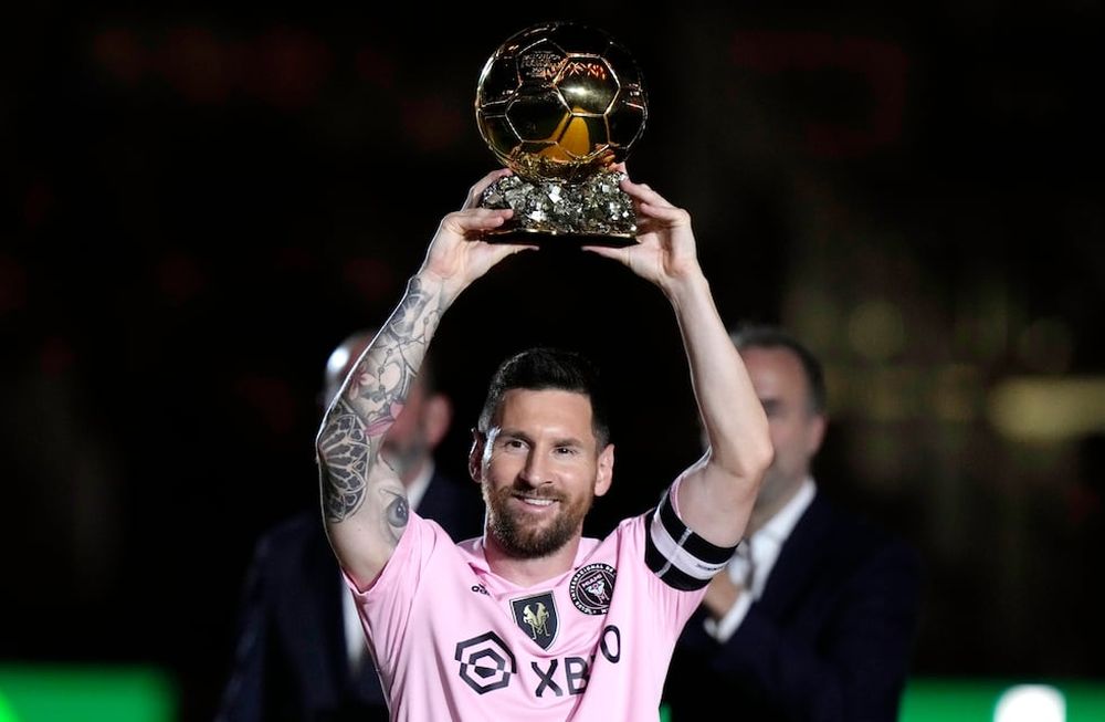 El delantero argentino Lionel Messi alza el Balón de Oro antes de un partido amistoso del Inter Miami ante el New York City FC, el viernes 10 de noviembre de 2023, en Fort Lauderdale, Florida (AP Foto/Lynne Sladky)