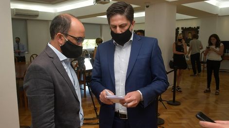 Los Andes | El Director General de escuelas José Thomas , con el ministro Nacional de Educación, Nicolás Trotta, para analizar el inicio de clases. Foto: Orlando Pelichotti /Los Andes
