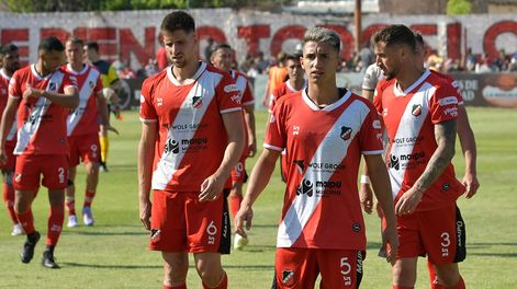 Los Andes | Agustín Manzur (N°5) fue la figura de Maipú, en el partido que empató sin goles frente a Estudiantes de Río Cuarto, en Córdoba. El domingo juegan la revancha en calle Vergara. Foto: Orlando Pelichotti