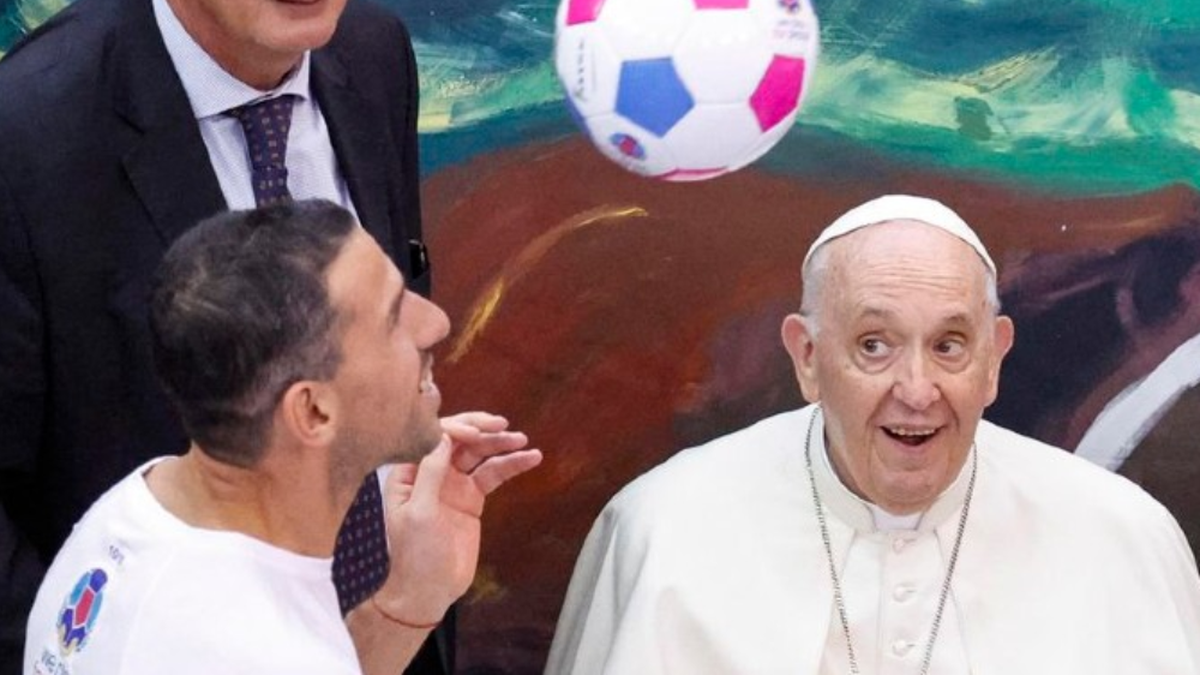 El Mundo del Fútbol en Duelo: Adiós al Papa Francisco, Ícono Global