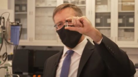 Matt Hepburn muestra el chip subcutáneo