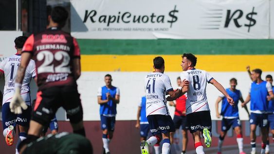 Gonzalo Maroni, volante de San Lorenzo, festeja el 1-0 para su equipo, que se impuso de visitante a Defensa y Justicia por la Copa de la Liga Profesional 2023.