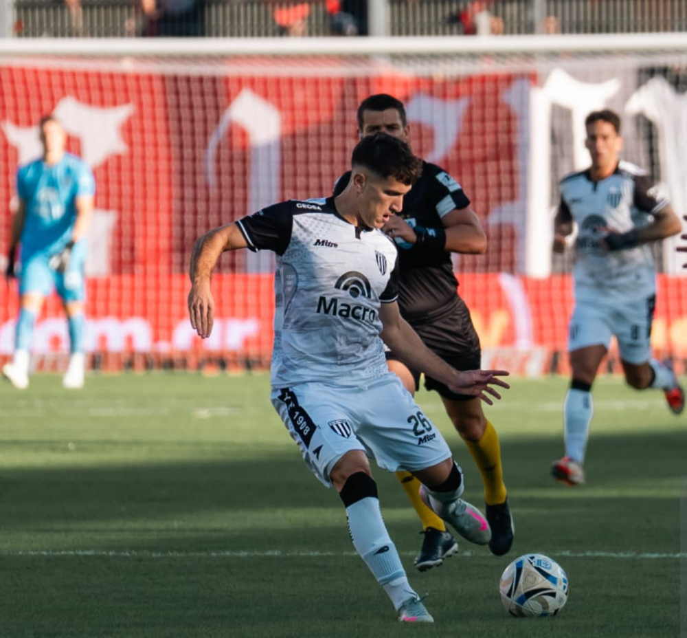 Facundo Lencioni uno de las figuras en el duelo de Gimnasia y Esgrima y Newell's