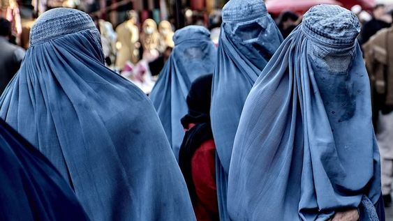 El gobierno de facto de Afganistán ratificó una nueva ley que ordena la ‘‘Propagación de la Virtud y la Prevención del Vicio’, obligando a las mujeres a usar velo cubriendo el rostro y limitando el sonido de la voz femenina en público. Foto: Europa Press