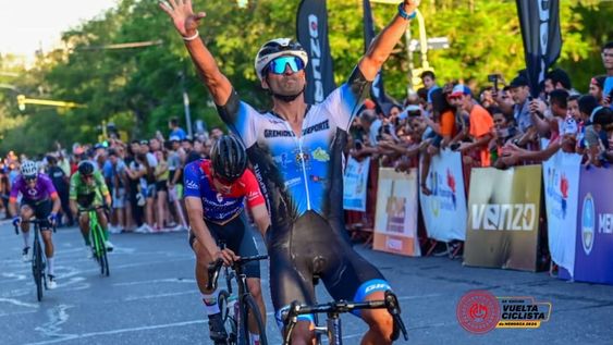 Alejandro Quilci, el representante del equipo Gremios por el Deporte se adueñó de la primer etapa de la Vuelta de Mendoza 2024.Fotos: Luis Rojo Mallea
