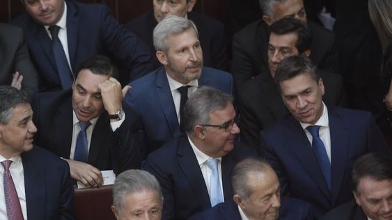 Alfredo Cornejo se ubicó junto a los gobernadores de Juntos por el Cambio. Foto: Federico Lopez Claro