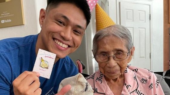 Chris realiza sus cuidados con amor y dedicación. Además, se asegura de que su abuela se sienta querida constantemente: Nunca te dejaré, abuela, le aseguró.Foto: Chris Punsalan / Instagram