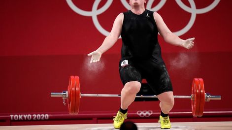 Laurel Hubbard, levantadora de pesas transgénero de Nueva Zelanda, quedó eliminada de los Juegos Olímpicos de Tokio 2020, tras no poder superar hoy sus tres intentos en la categoría de más 87 kilos de halterofilia femenino./AP