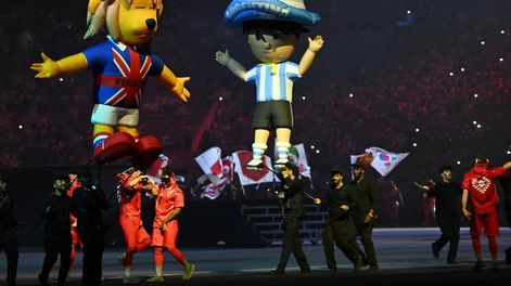 Guachito al lado de Willie, la mascota de Inglaterra. Foto: Web