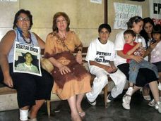 La madre de de Sebastían Bordón junto a Alicia Vargas (ya fallecida), madre de Cristian Reyes, durante el primer juicia al policía Mario Biasiori. Archivo Diario Los Andes.&nbsp;