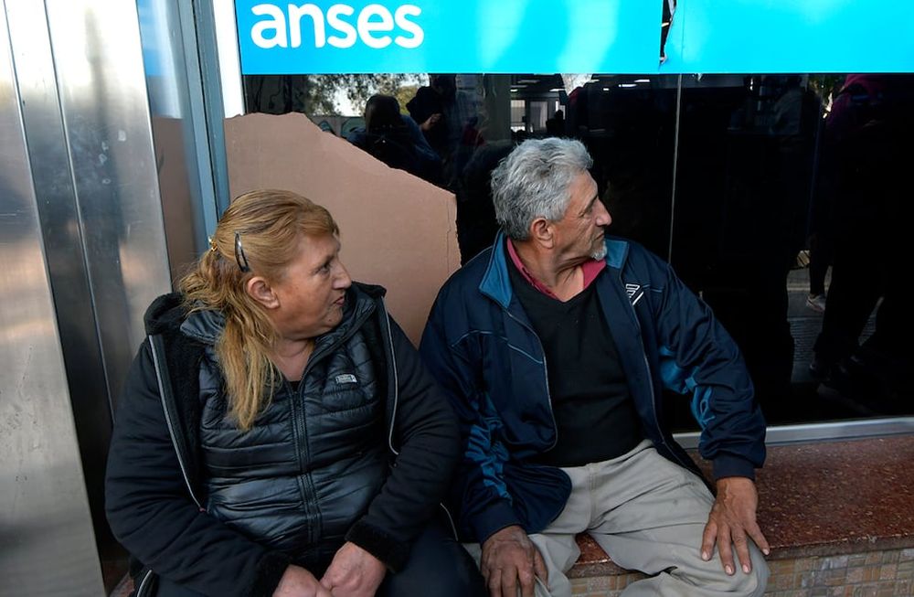 La Anses informó que pagará a quienes cobran el salario mínimo entre el 24 de abril y el día 28, según finalización del DNI. ¿Cuándo se otorgará el próximo aumento? /Foto: Orlando Pelichotti