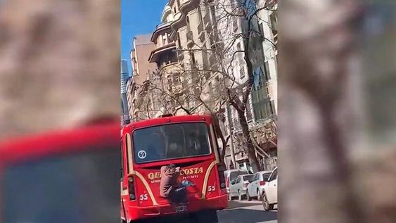 El sorprendente método de abordar un colectivo sorprendió a quienes circulaban por la avenida Belgrano de Buenos Aires. Foto Captura: X / @Rivadavia630