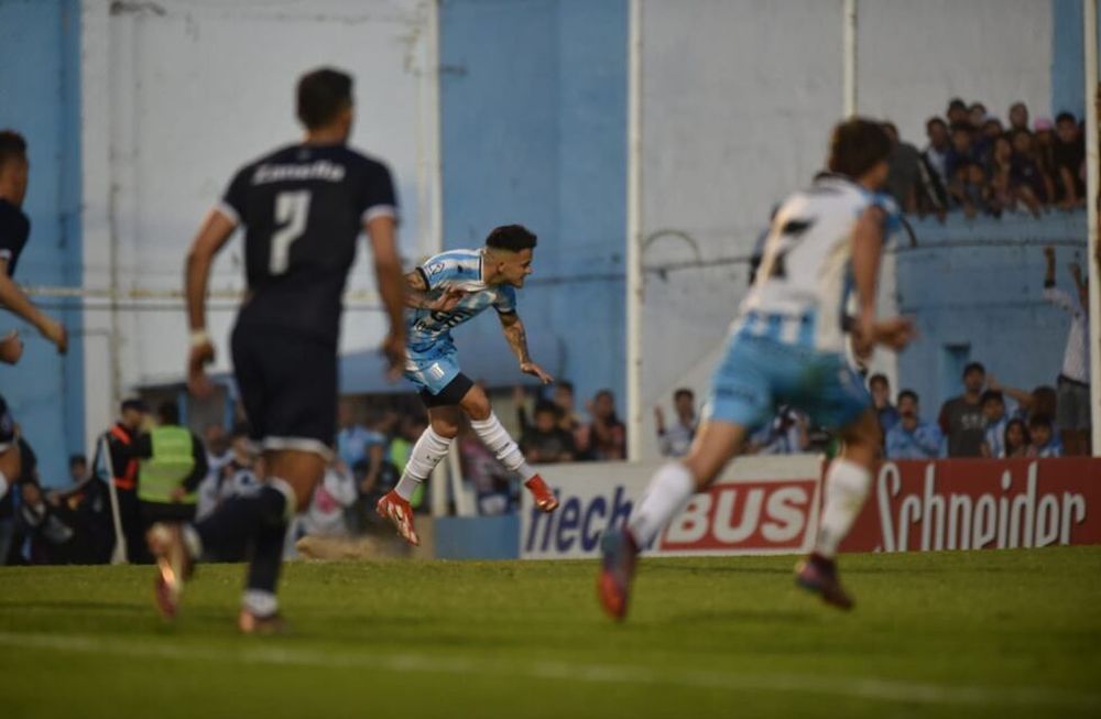 José Méndez ejecuta el penal y pone el 1-0 de Racing ante Independiente Rivadavia, en el Sancho. (Javier Ferreyra / La Voz)